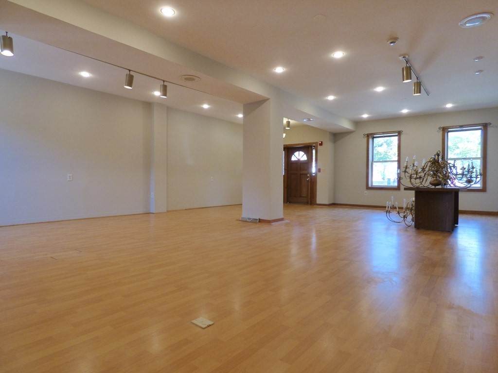 914 Main St - Photo 1