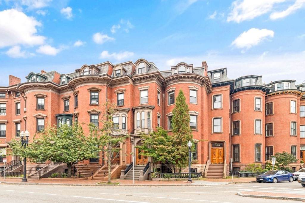 565 Massachusetts Ave - Photo 1