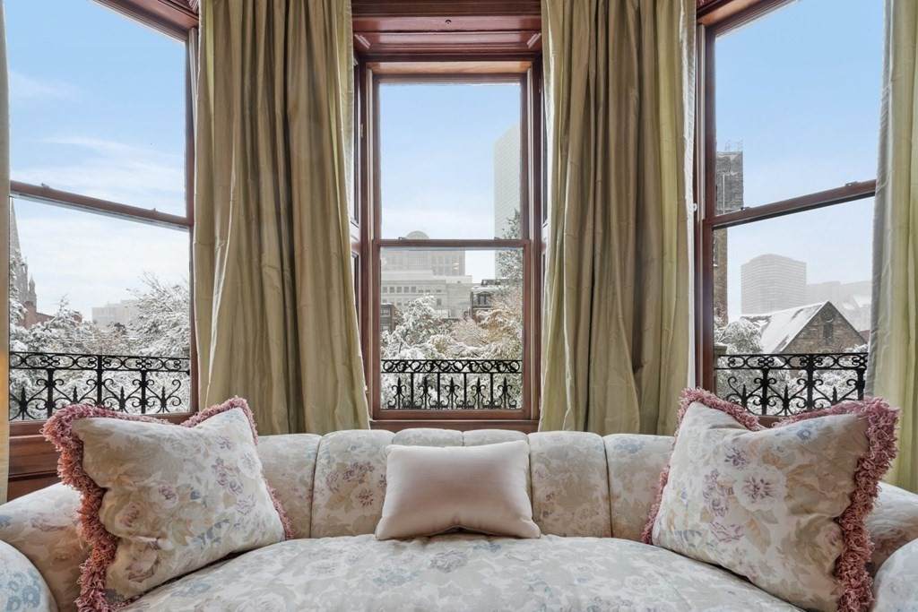 63 Commonwealth Avenue - Photo 1