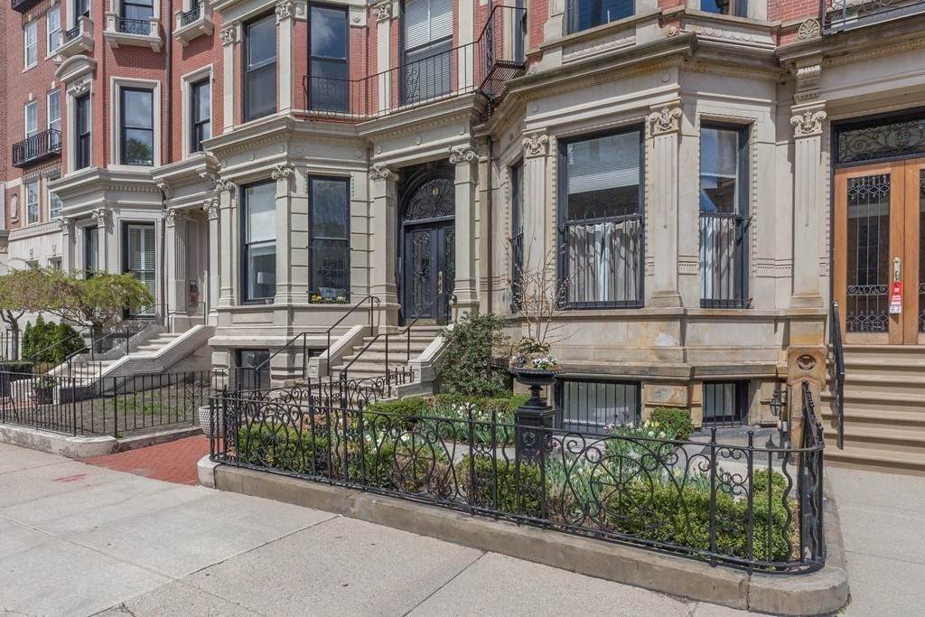 61 Commonwealth Ave - Photo 1