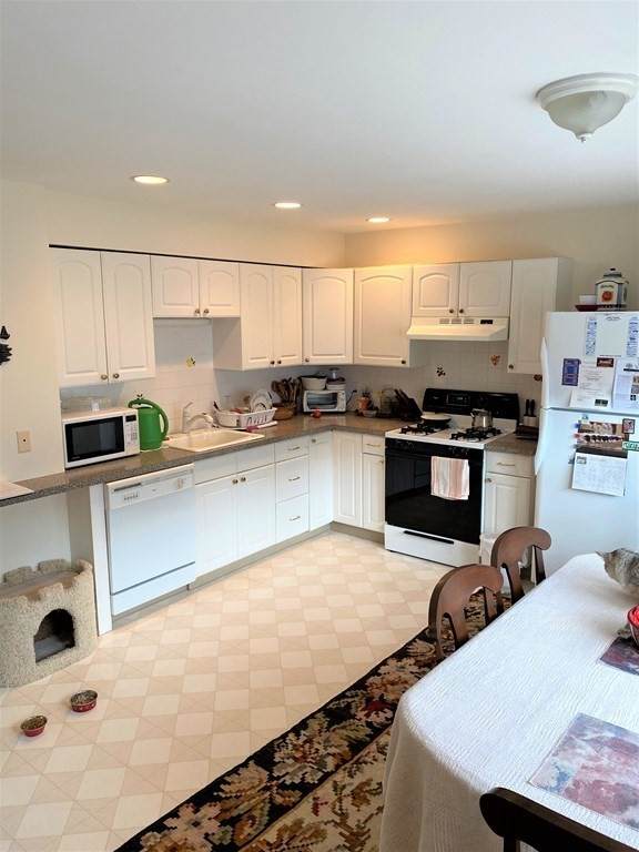51 School Ave - Photo 1