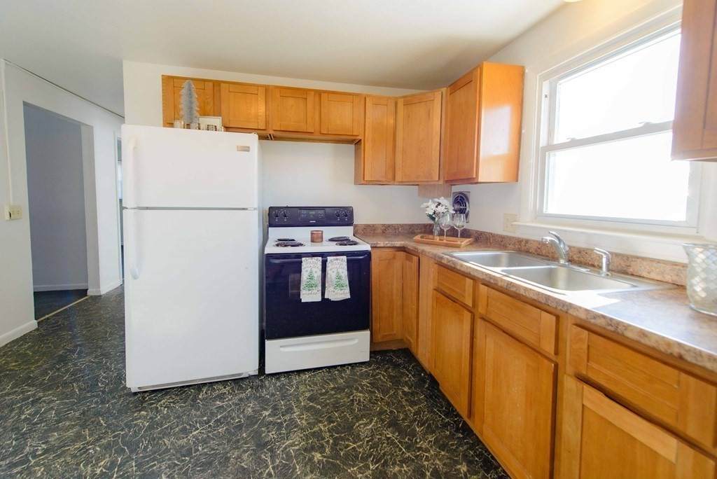 88-90 Phillips Ave - Photo 1