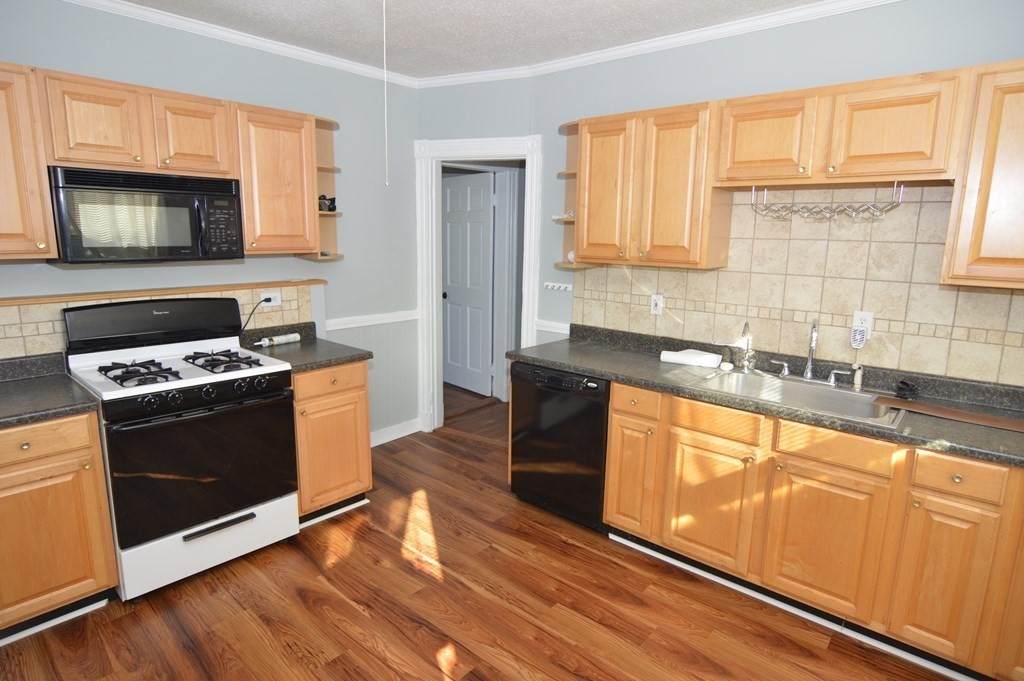 37 Waverly St - Photo 1