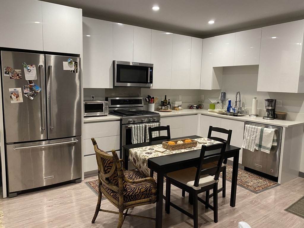 145 Newbury Ave - Photo 1