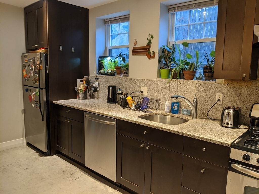 33 Anderson St - Photo 1