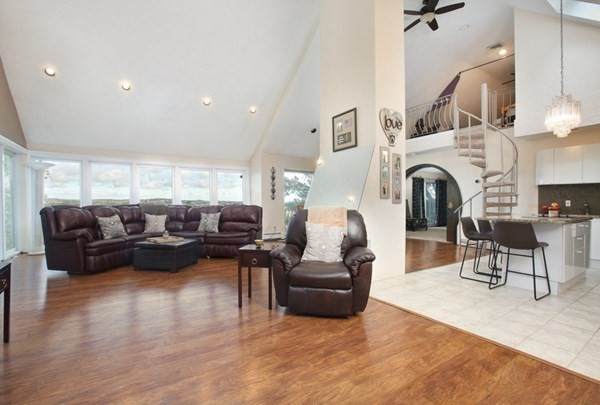 181 Lincoln St - Photo 1