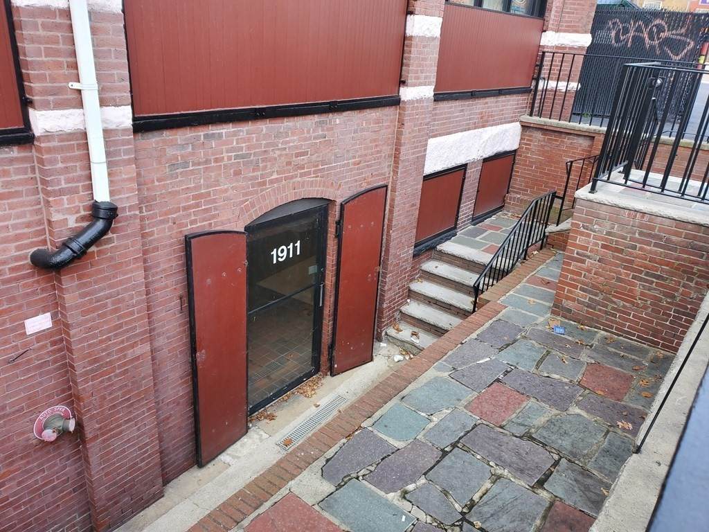 1911 Dorchester Ave - Photo 1