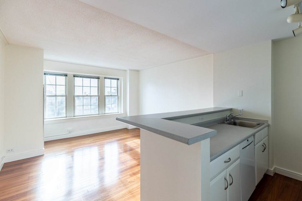 534 Beacon - Photo 1