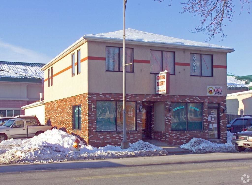 711 Pleasant St - Photo 1