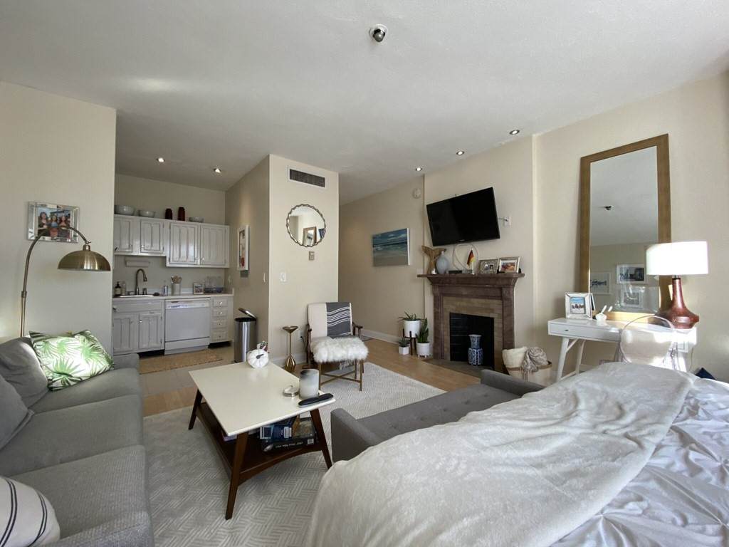 160 Commonwealth Ave - Photo 1