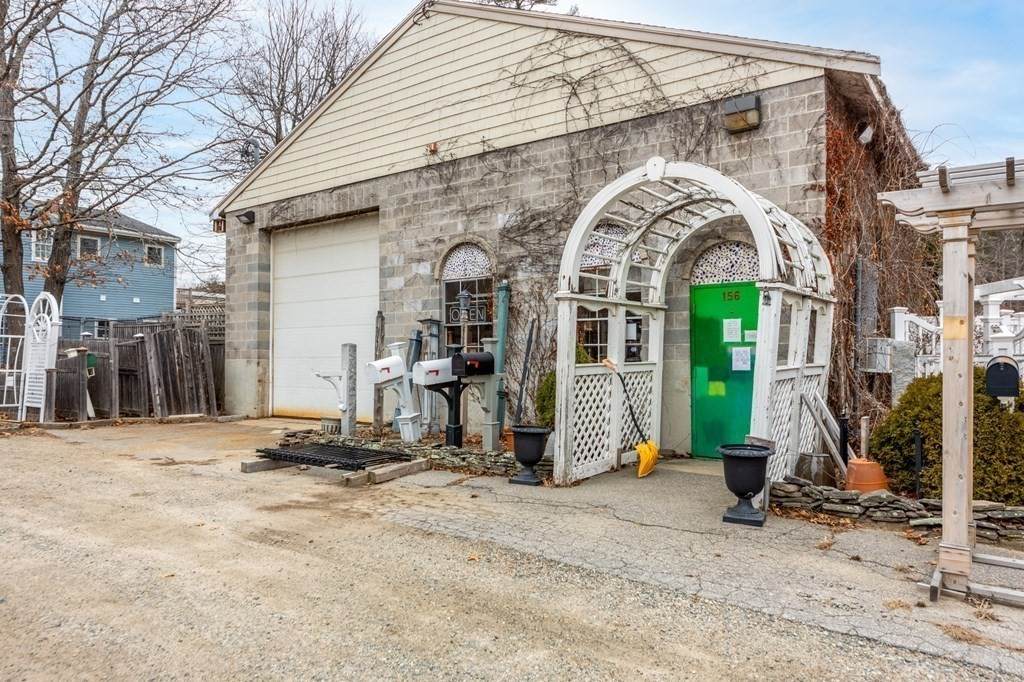 156 Lafayette Rd - Photo 1