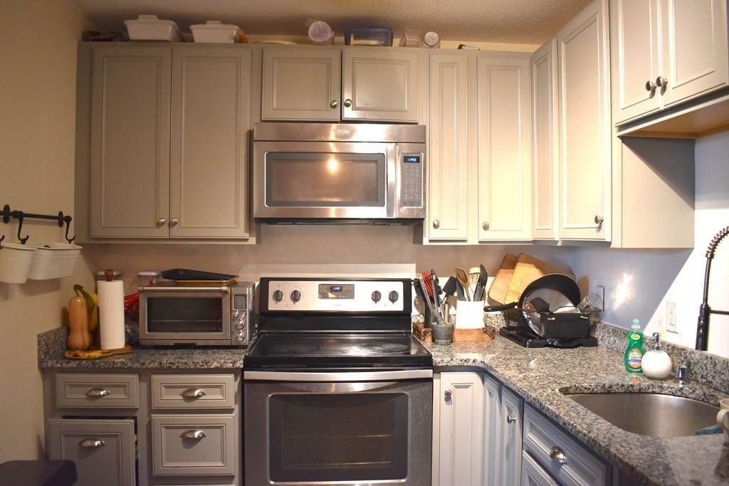 94 Newbury Ave - Photo 1