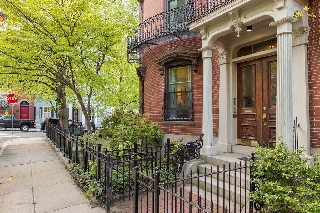 27 Monument Square - Photo 1