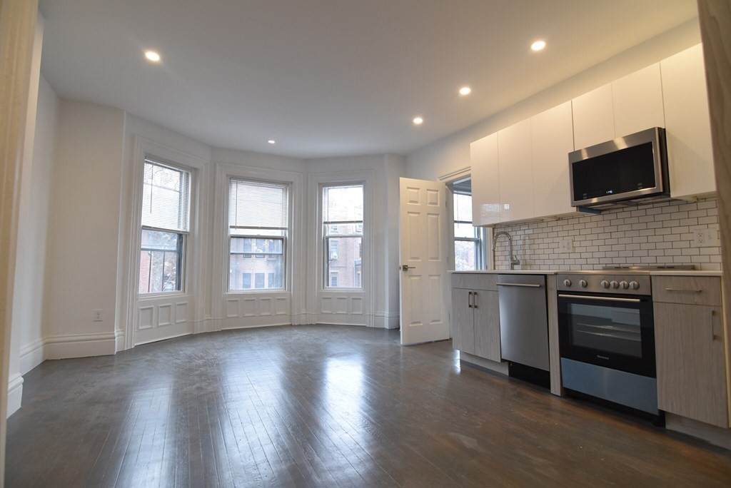 225 Newbury St - Photo 1