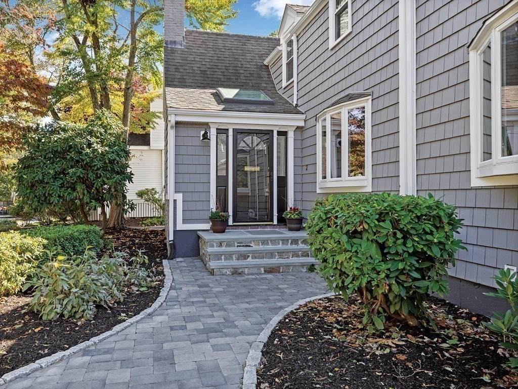 810 W Roxbury Pkwy - Photo 1