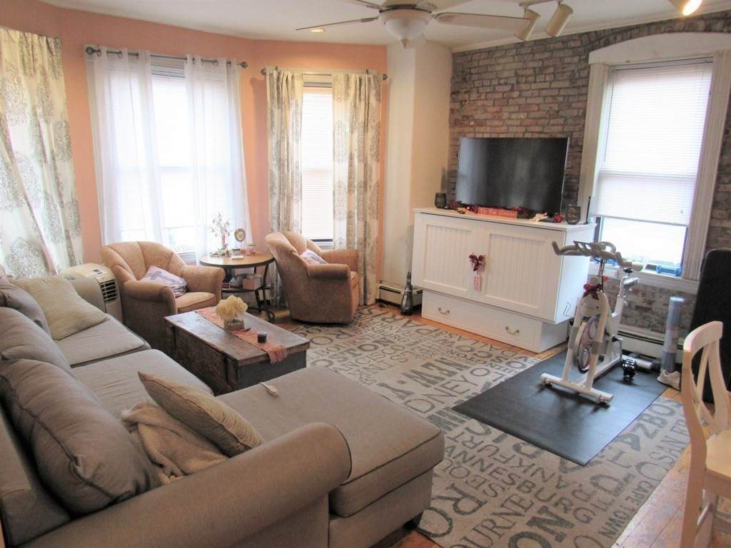 1538 Tremont St - Photo 1