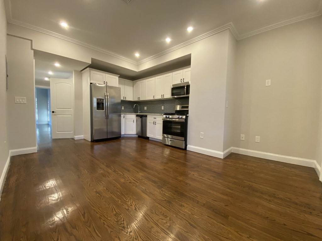 101 Chelsea - Photo 1