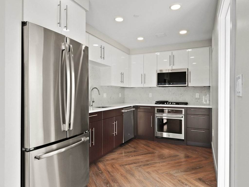 1973 Dorchester Ave - Photo 1