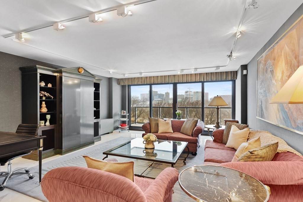 180 Beacon St - Photo 1