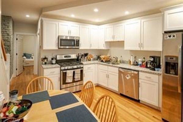 129 Sutherland - Photo 1