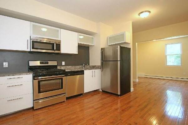 114 Everett St - Photo 1