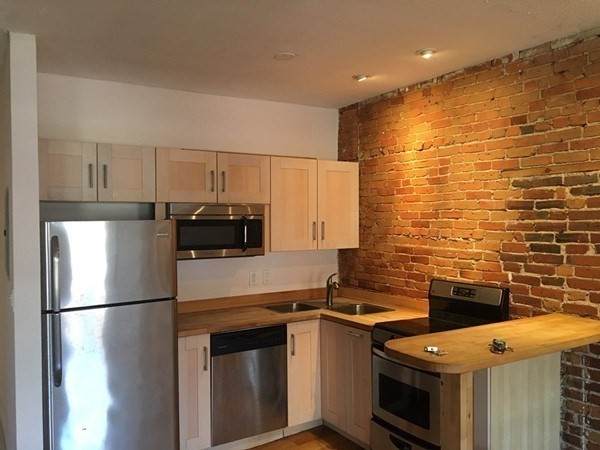 206 Northampton St - Photo 1