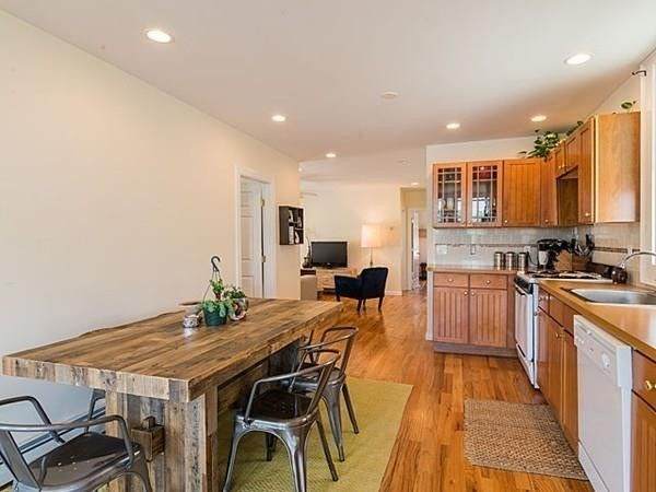 856 Saratoga St - Photo 1
