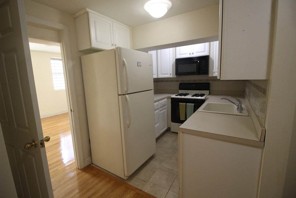 1122 Commonwealth Ave - Photo 1