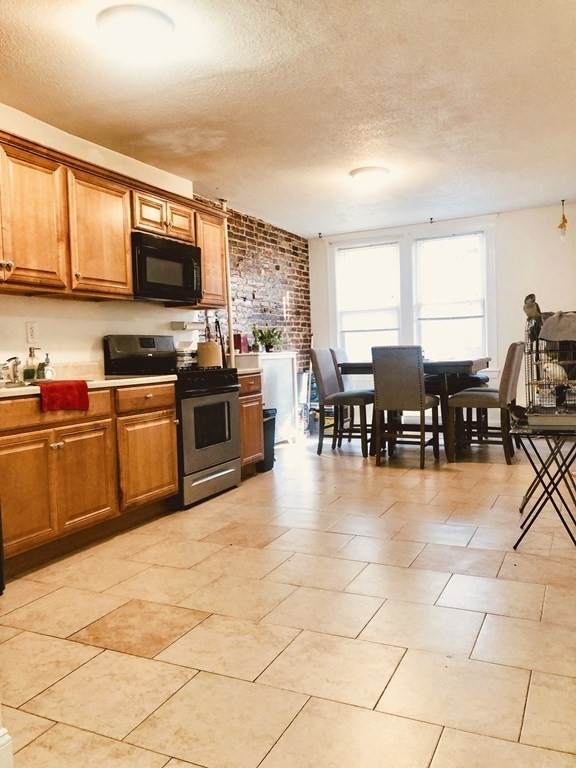 133 Hawthorne St - Photo 1