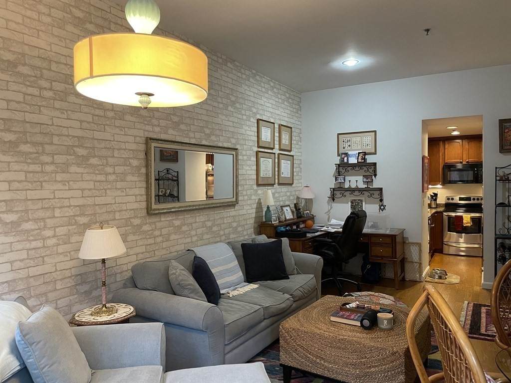 416 Marlborough - Photo 1
