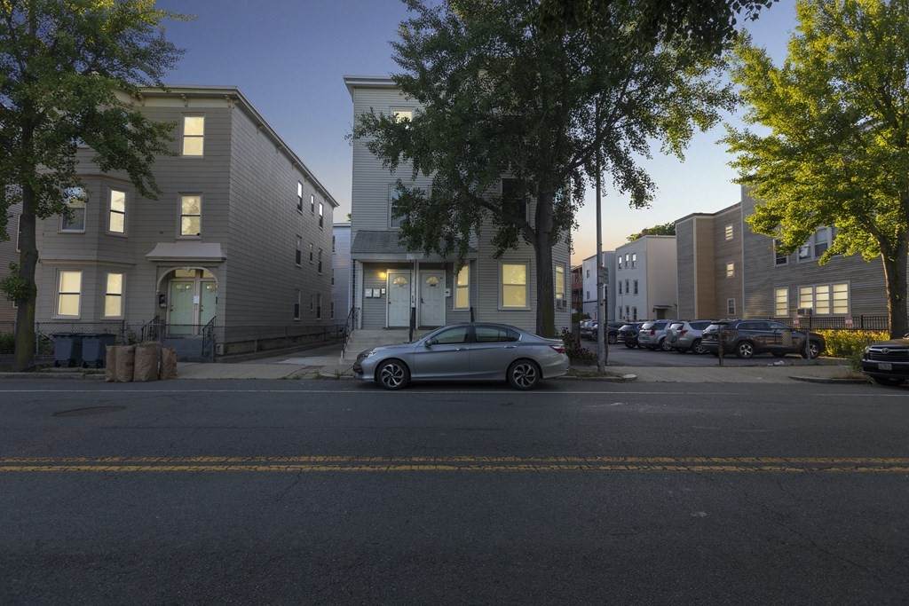 381-383 Cardinal Medeiros Ave - Photo 1