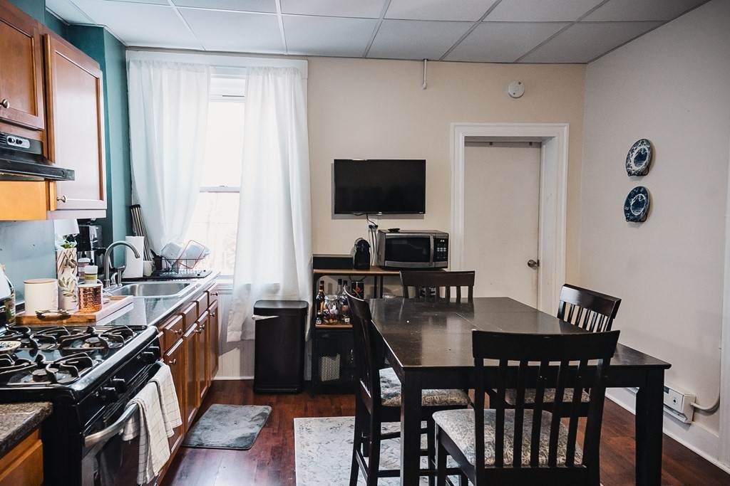 33 Havre St - Photo 1