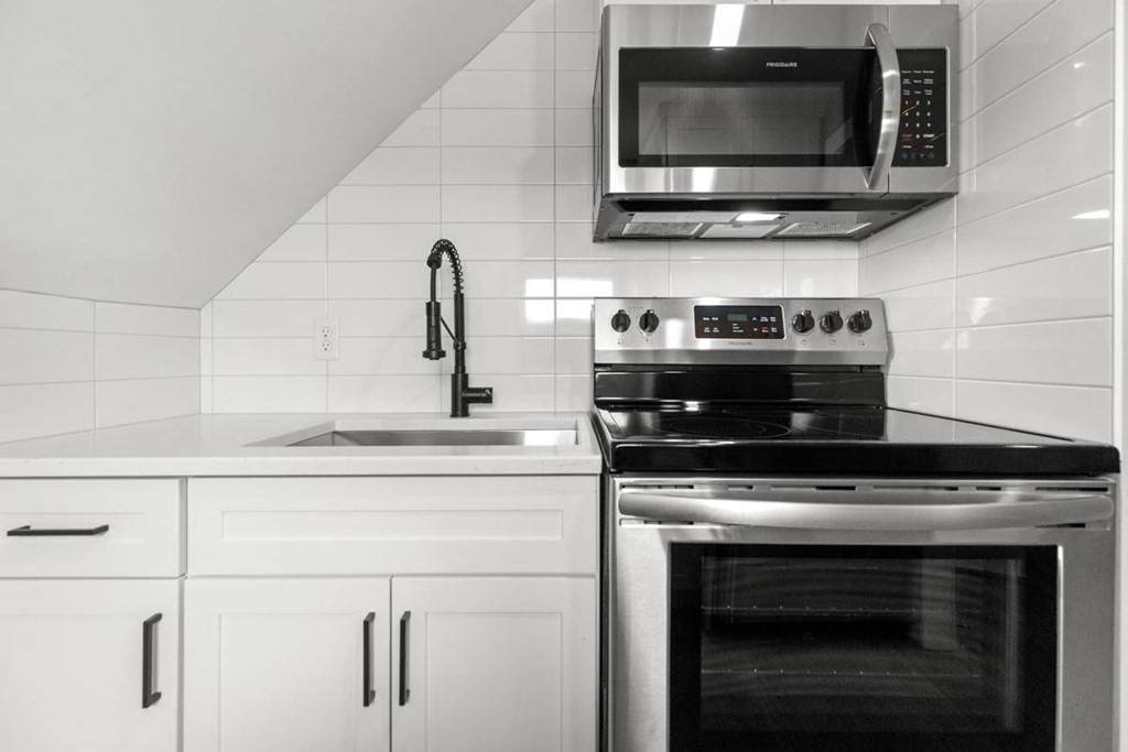 143 Hudson St - Photo 1
