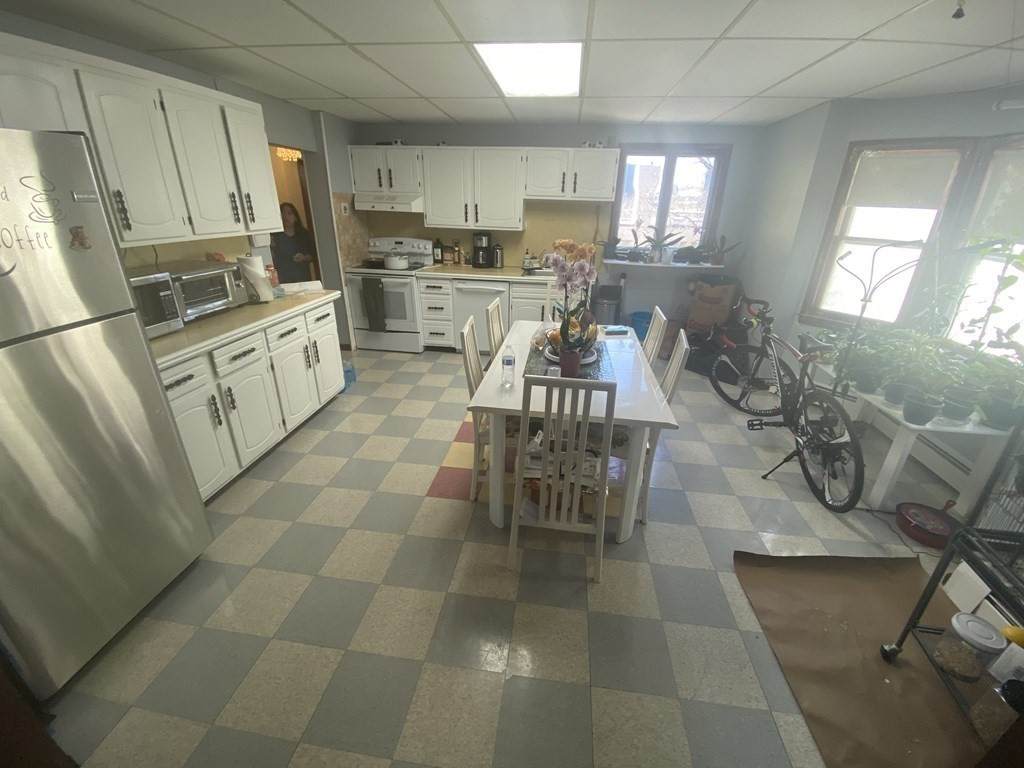 416 Meridian St - Photo 1