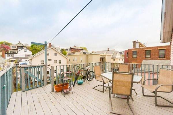 585 Somerville - Photo 1