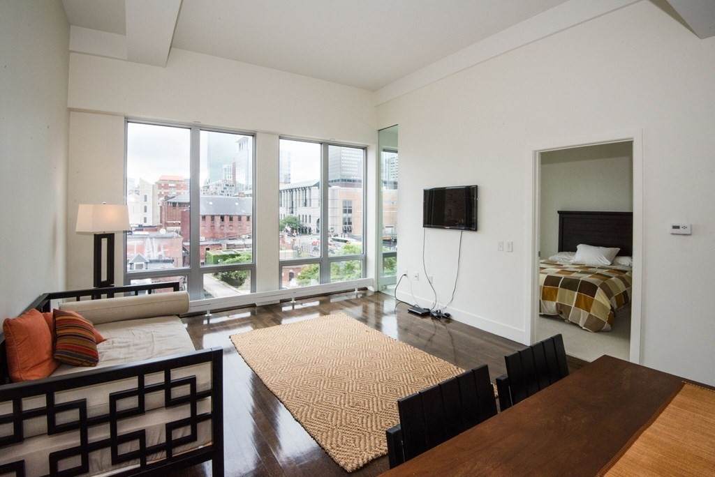 360 Newbury St - Photo 1