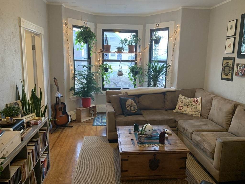 225 East Eagle Street - Photo 1
