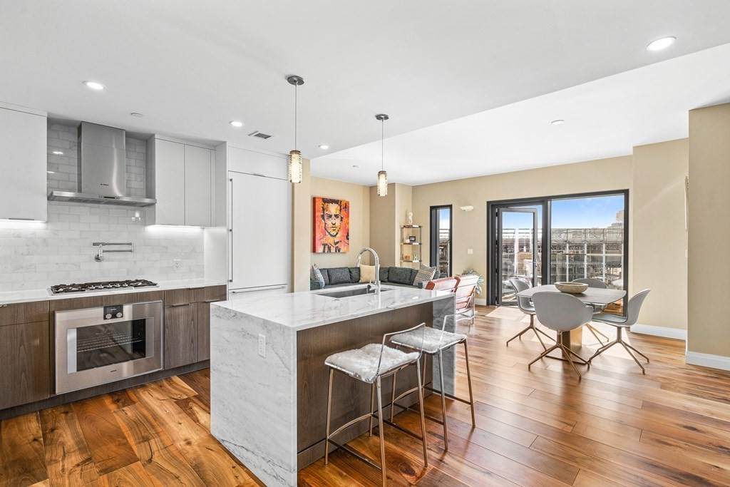 300 Pier 4 Blvd - Photo 1