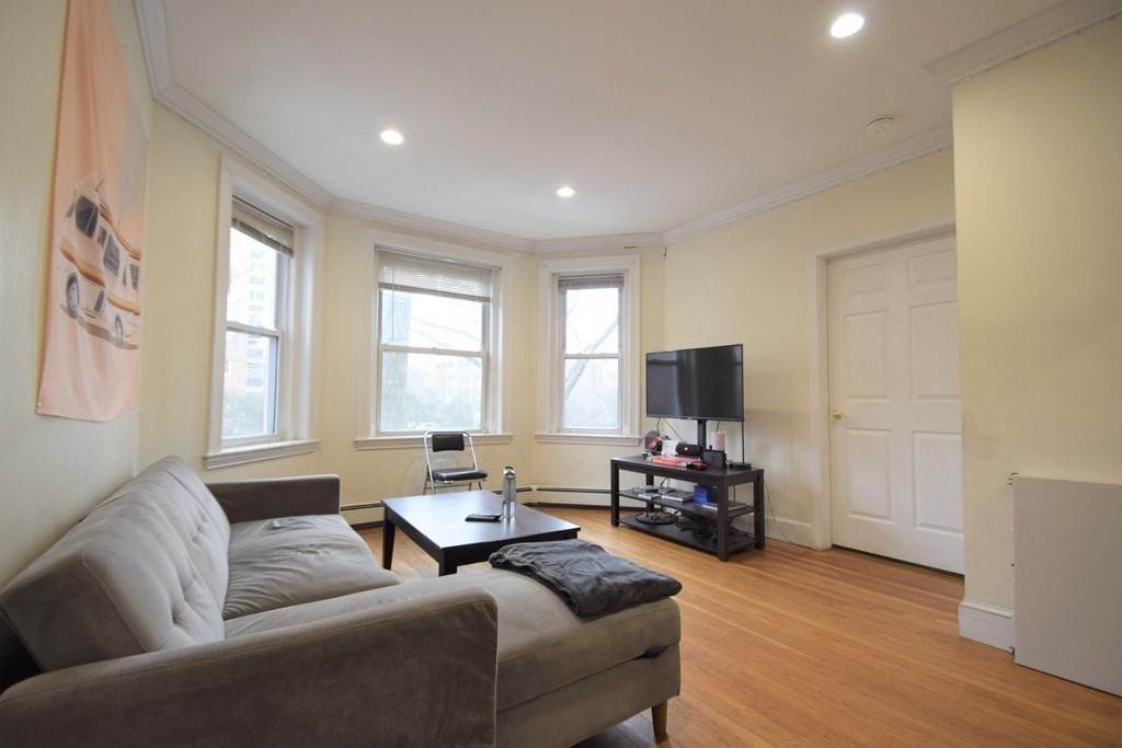 73 Thatcher St - Photo 1
