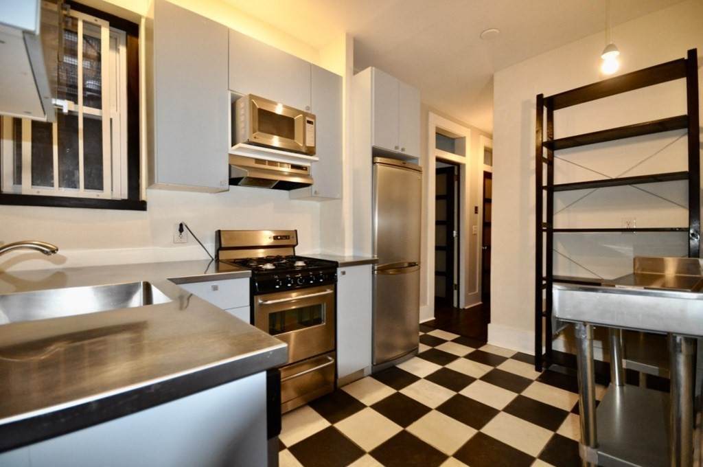 65 Burbank St - Photo 1