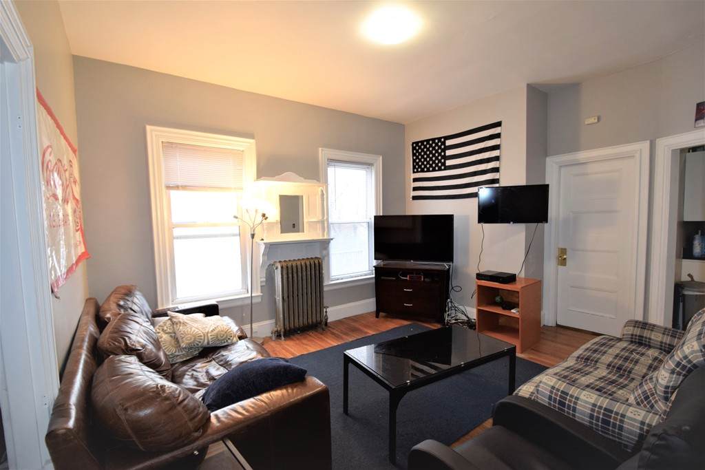 85 Surrey St - Photo 1
