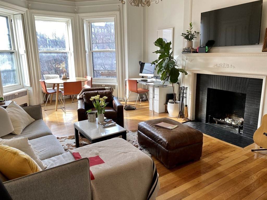 319 Commonwealth Ave - Photo 1