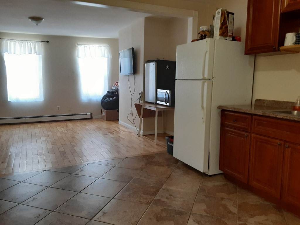 8 Paris St - Photo 1