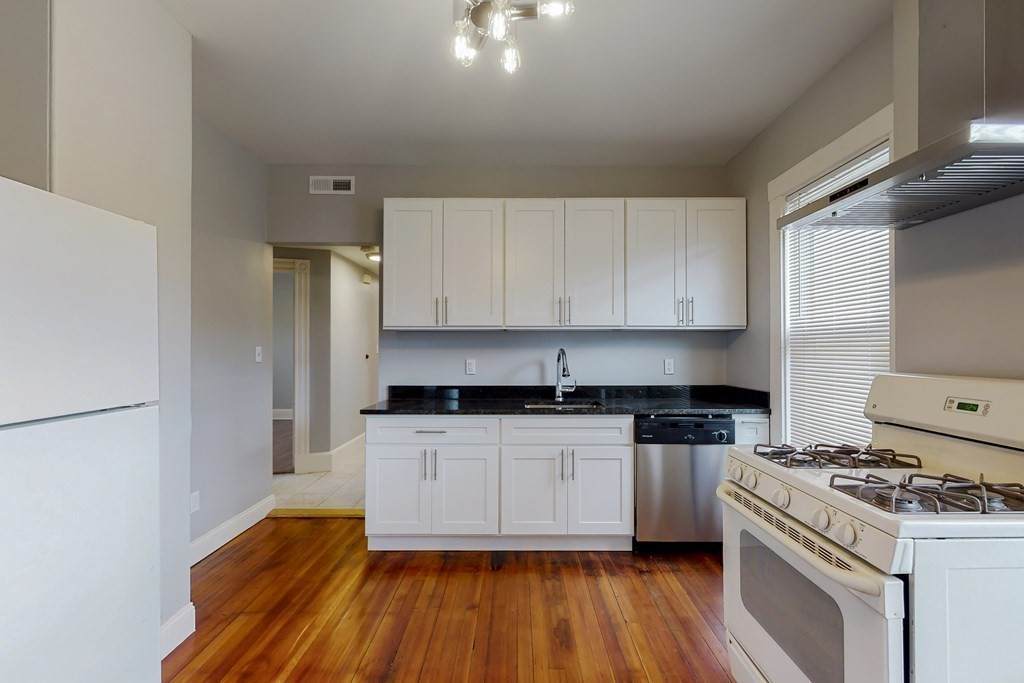 166 Sydney St. - Photo 1