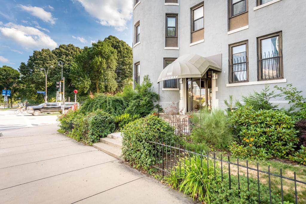 100 Riverway - Photo 1
