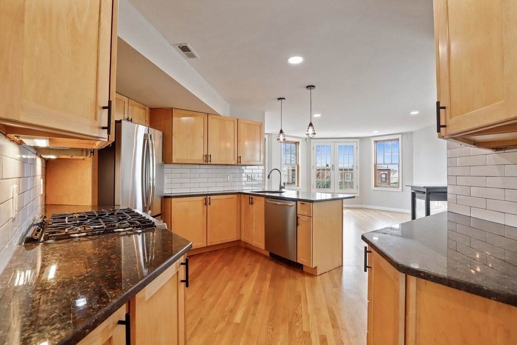40 Baxter St - Photo 1