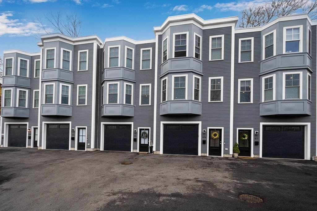 579 Baker St. - Photo 1