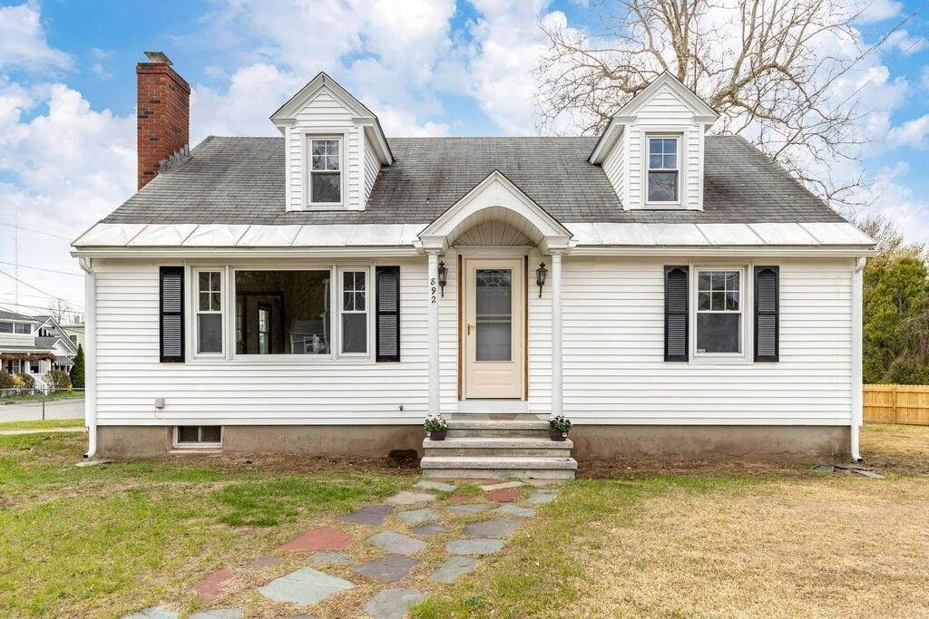 892 Lakeview Ave - Photo 1