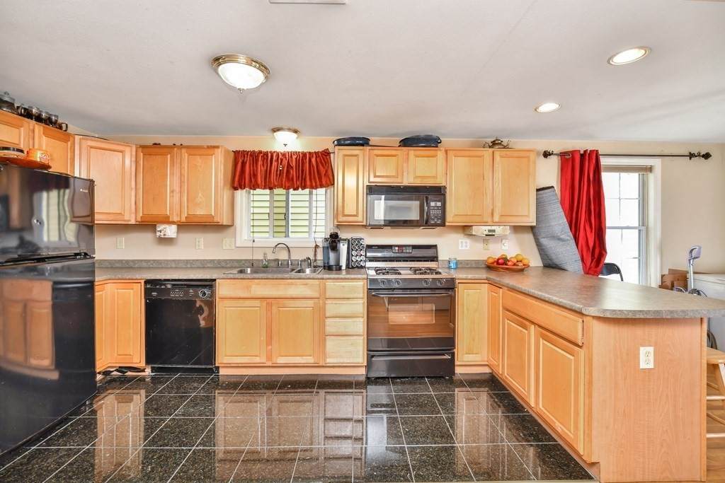 228 Everett St - Photo 1