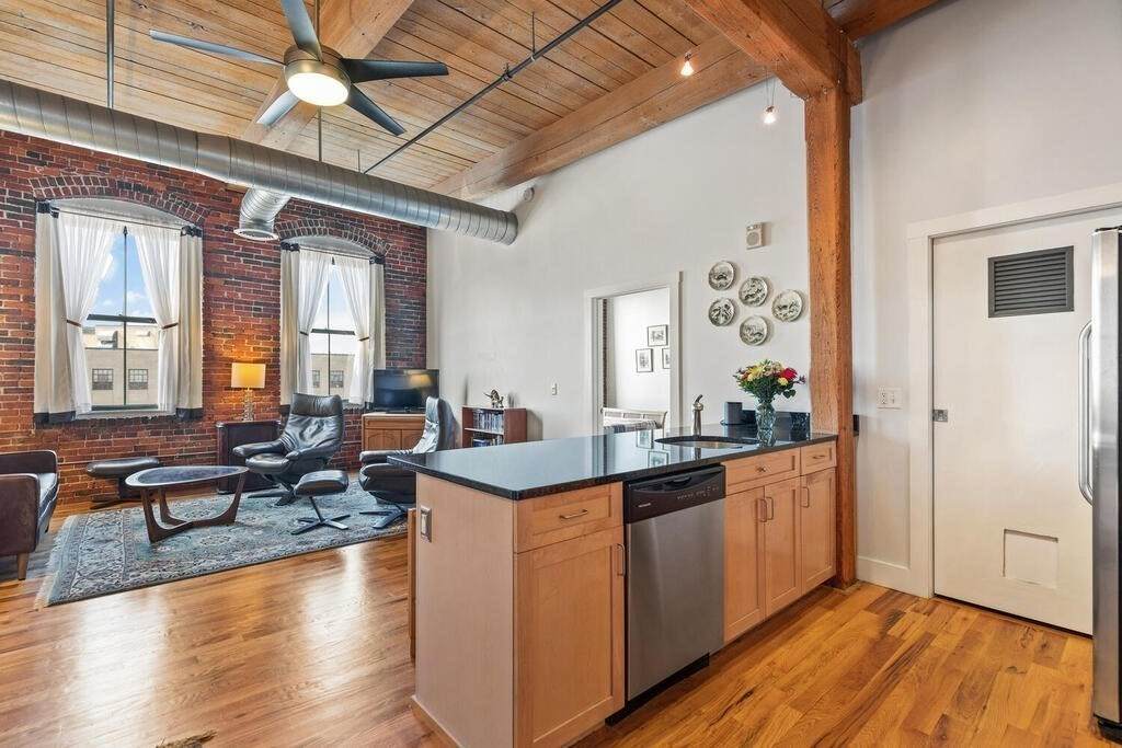 589 Essex St - Photo 1